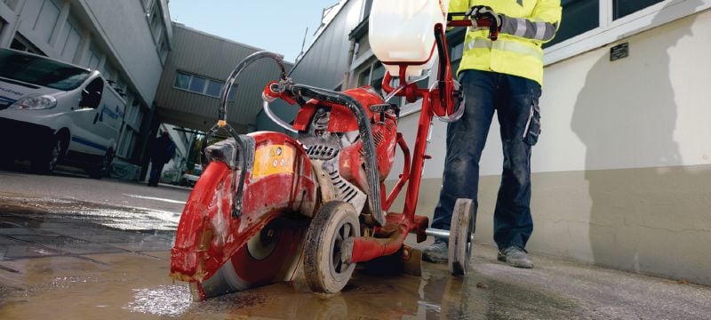 Bencinska žaga DSH 900-X (400 mm) Zmogljiva bencinska žaga z motorjem z 87 cm3 s samodejno zaustavitvijo – največji premer lista 400 mm za globino rezanja do 150 mm Vrste uporabe 1